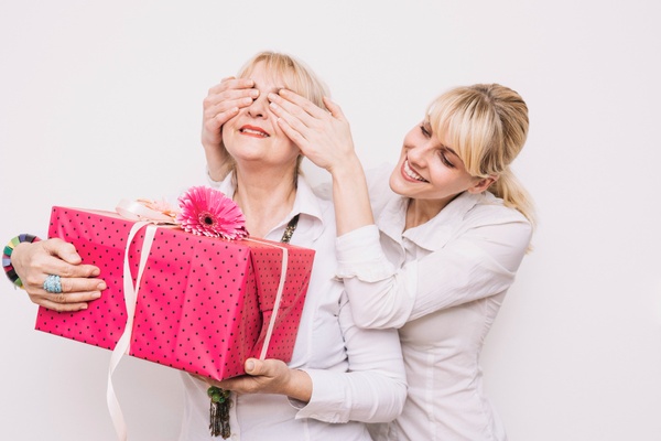 100 de idei de cadouri pentru femeile din viața ta | Offero.ro